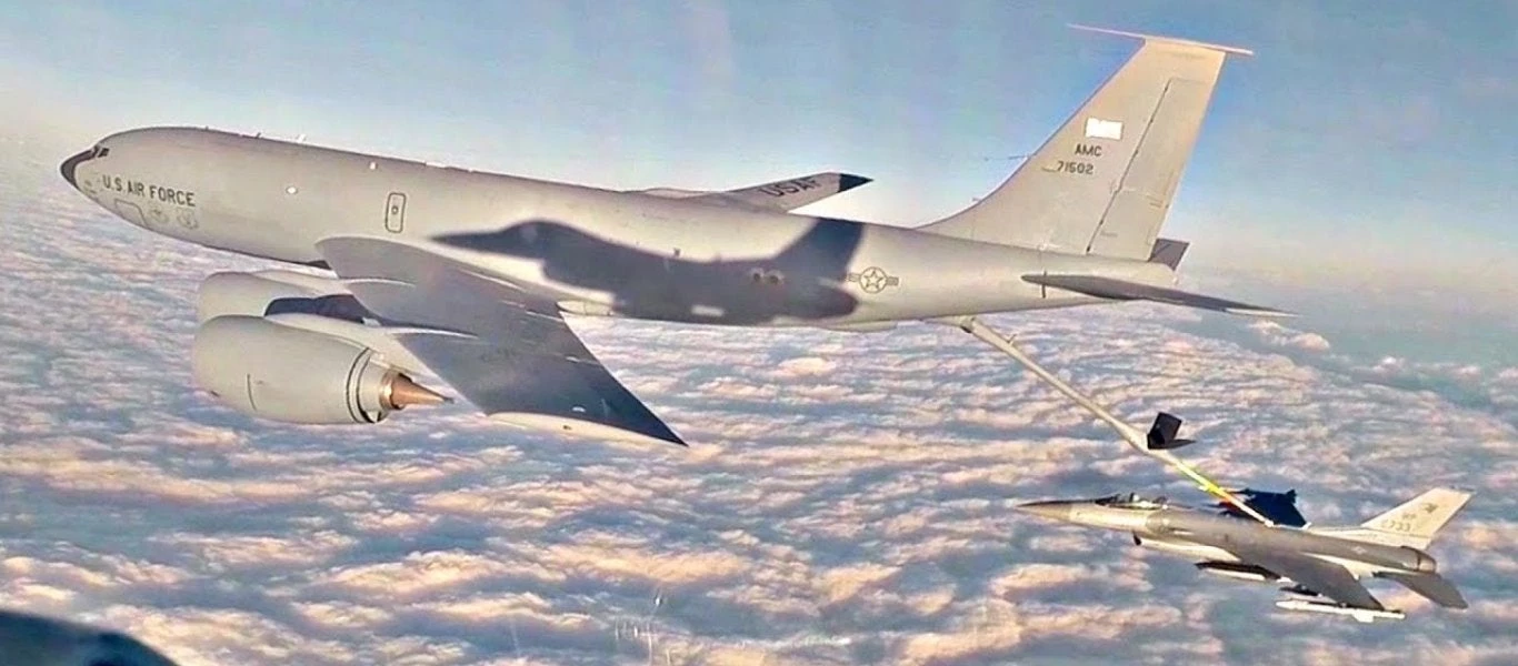 Εναέριος ανεφοδιασμός F-16 Falcon των ΗΠΑ πάνω από τη Ν.Κορέα (βίντεο)